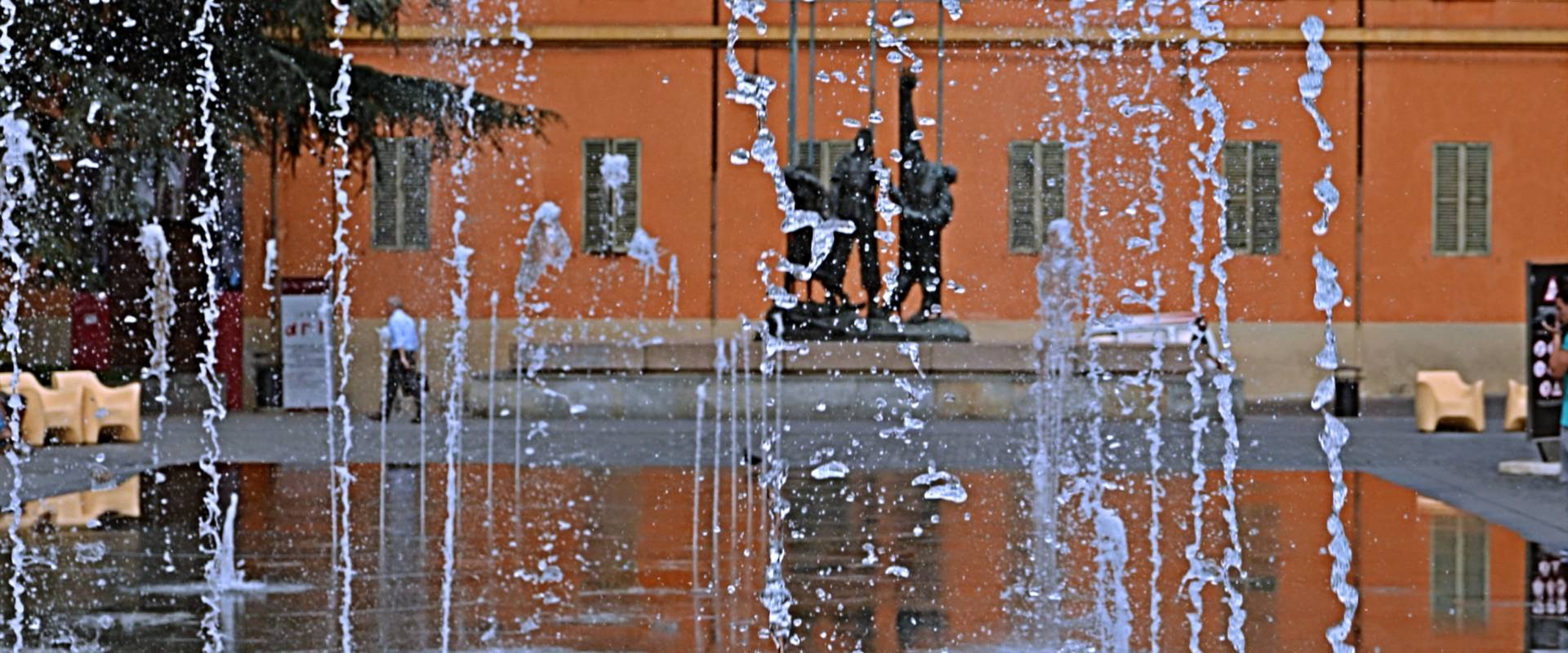 La fontana della piazza con lo sfondo del palazzo dei Musei photo by Caba2011